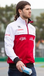 意大利F1司机Antonio Giovinazzi（Alfa Romeo）在2020澳大利亚大奖赛的2020年前走了艾伯特公园轨道。