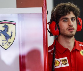 意大利F1司机Antonio Giovinazzi  - 现在有Alfa Romeo  - 开始作为法拉利驾驶学院的成员。